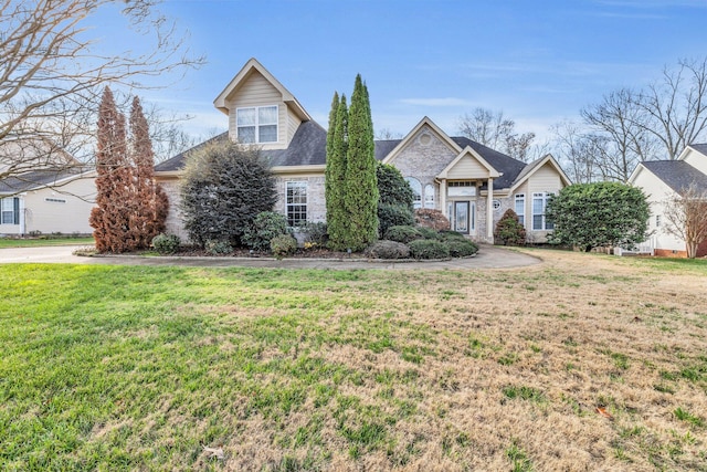 view of front of property featuring a front yard