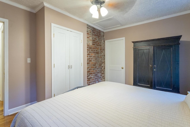 bedroom with a textured ceiling, hardwood / wood-style flooring, ceiling fan, and ornamental molding