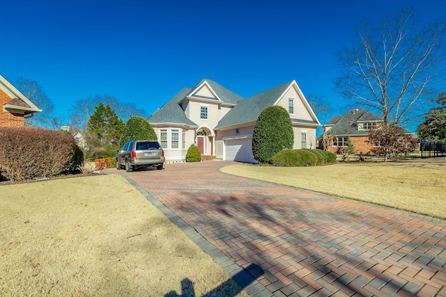 view of front of home featuring a front yard