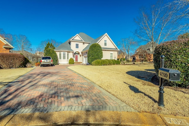 view of front of property featuring a front yard