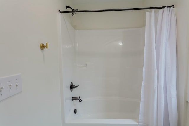 bathroom with shower / bath combo with shower curtain