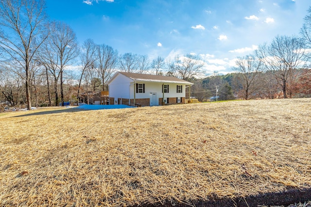 back of house featuring a lawn