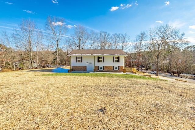 bi-level home featuring a front lawn