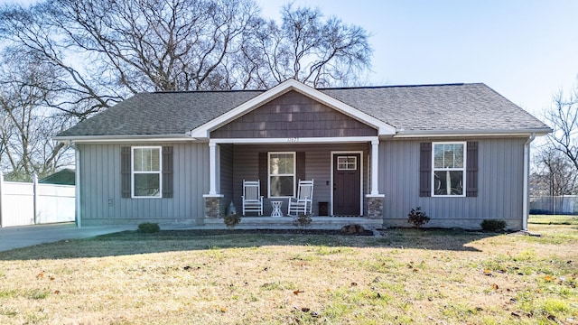 view of front of house featuring covered porch and a front yard