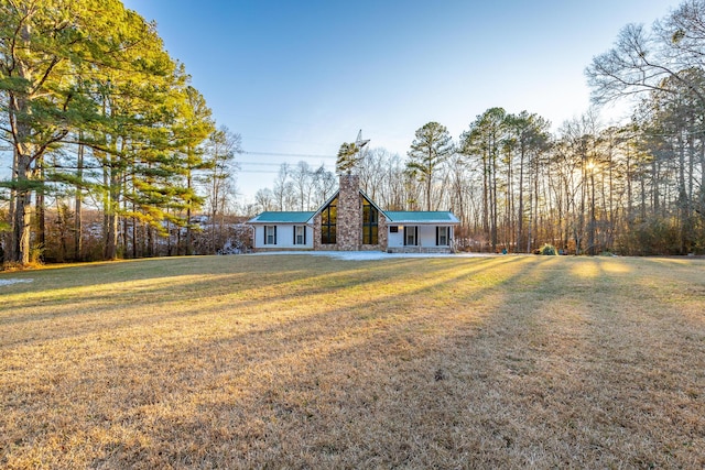 view of front facade featuring a front yard