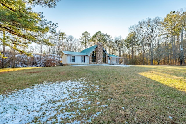 view of front of home featuring a front yard