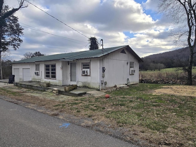 view of front of home featuring cooling unit and a garage