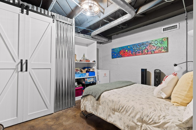 bedroom featuring a barn door