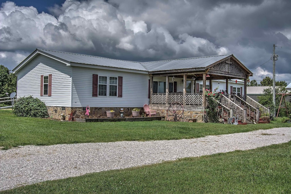 view of front of property featuring a porch and a front lawn