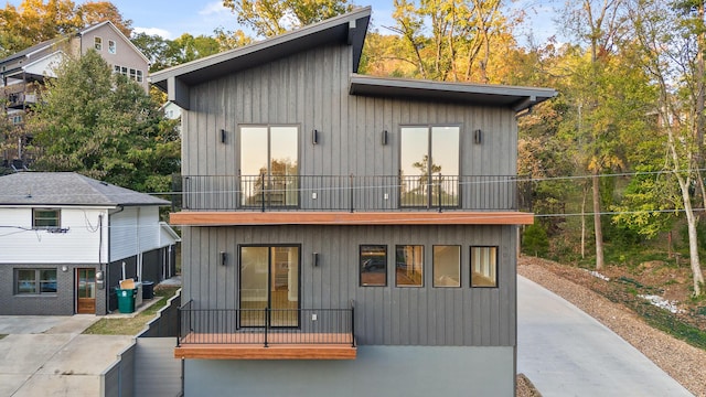 exterior space featuring a balcony