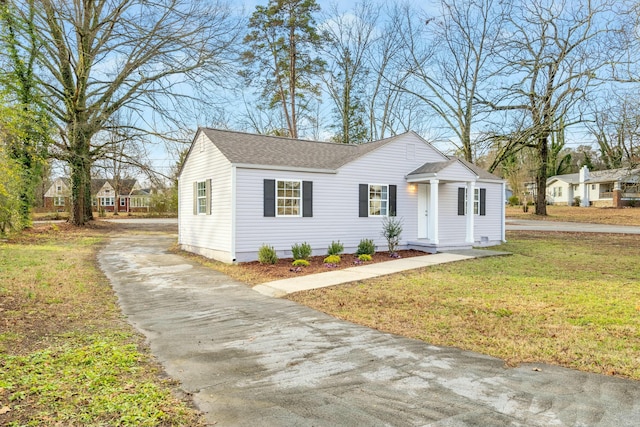 view of front of property featuring a front lawn