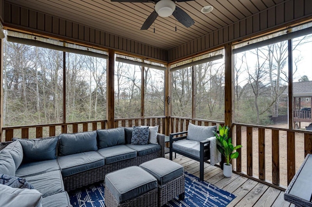 sunroom with ceiling fan