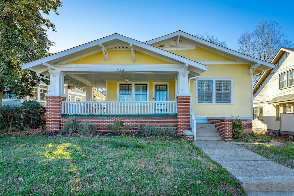 view of front of house with a front lawn and covered porch