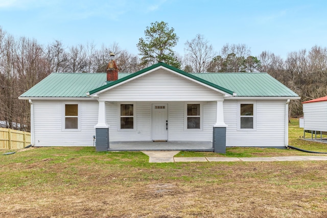 view of front of property with covered porch and a front lawn