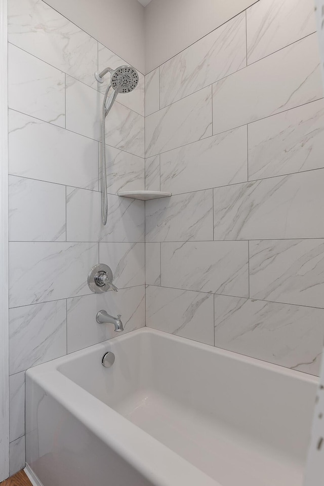 bathroom with tiled shower / bath