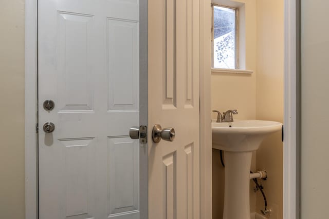 bathroom featuring sink