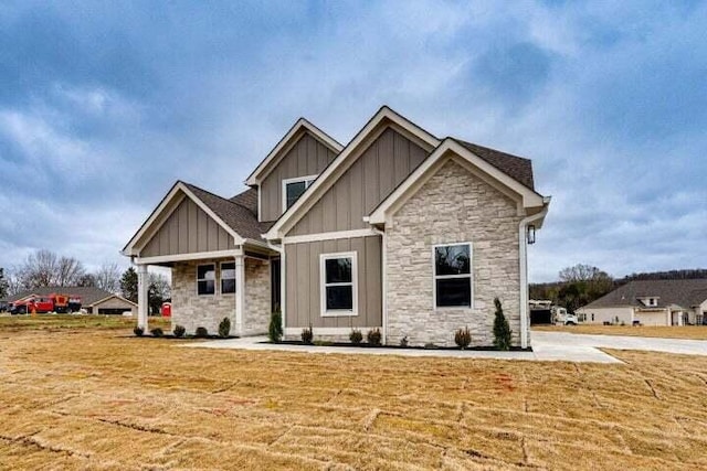 craftsman inspired home featuring a front lawn