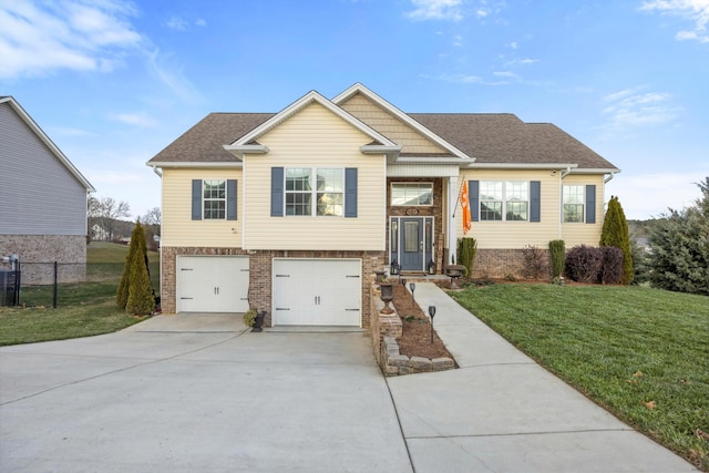 view of front of house featuring a front lawn and a garage