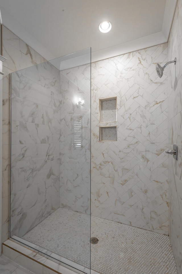 bathroom featuring a tile shower