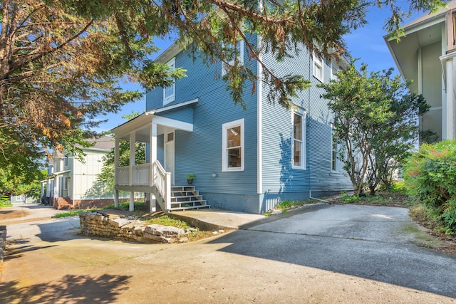 802 E Martin Luther King Blvd, Chattanooga, TN 37403 - american foursquare style home with covered porch