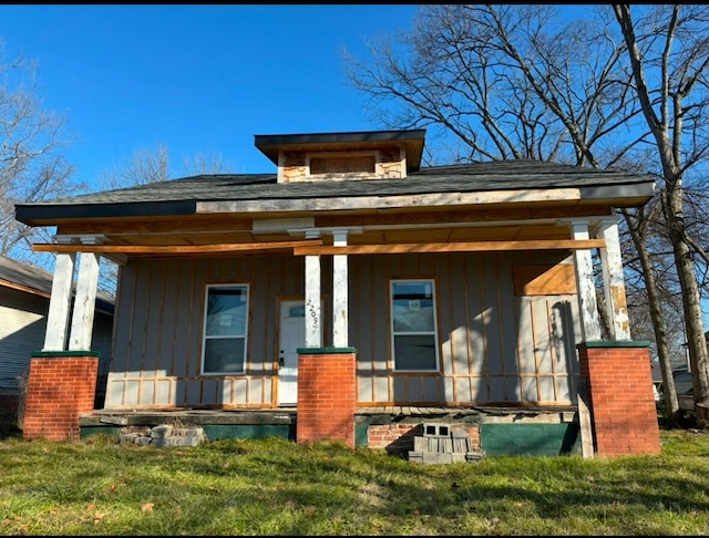 view of front of home with covered porch and a front yard