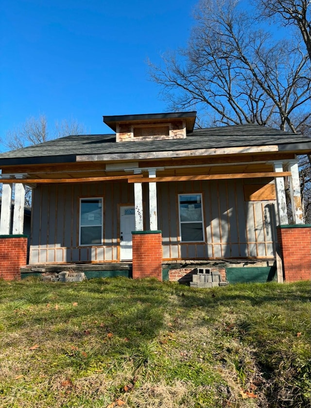 view of front of home with a front lawn and a porch