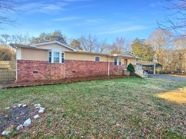 view of front facade featuring a front yard and a carport