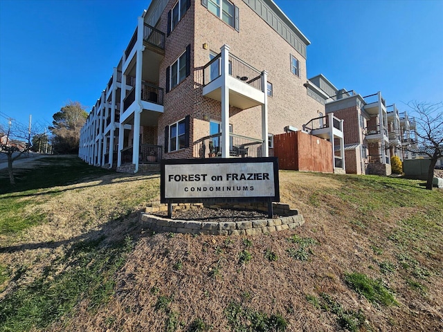 community sign featuring a yard