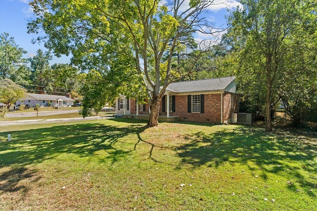 view of front of home featuring a front yard