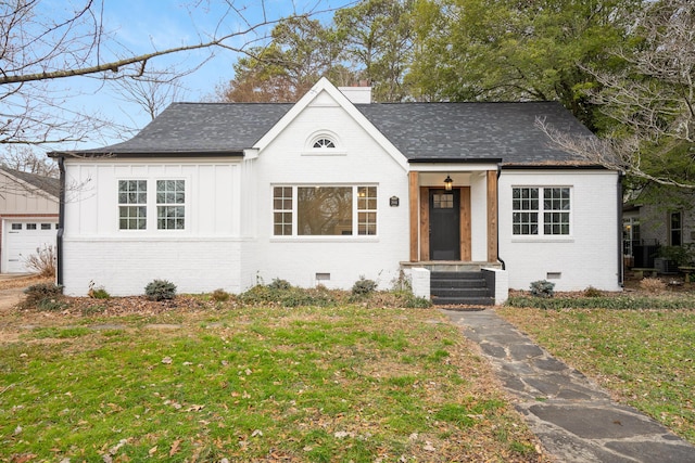 view of front of home with a front lawn