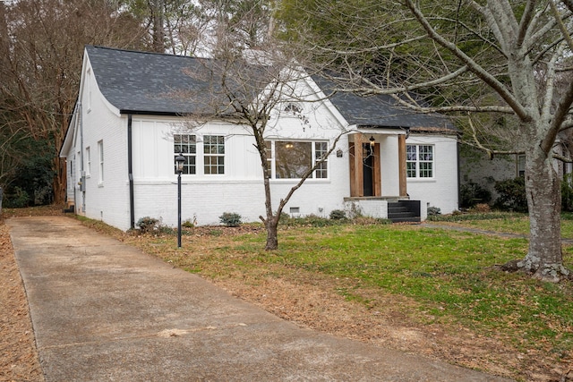 view of front of house with a front lawn