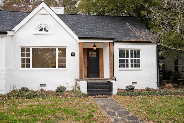 view of front facade with a front lawn