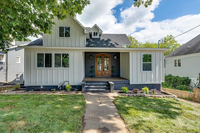 view of front facade with a front lawn