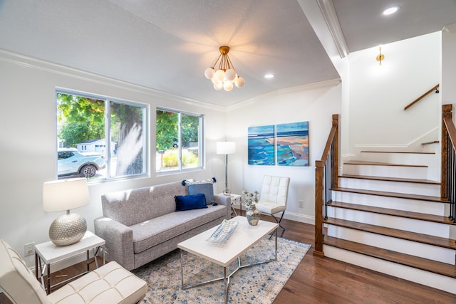 living room featuring dark wood-type flooring, crown molding, and a notable chandelier