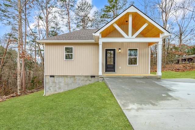 view of front of property featuring a front lawn