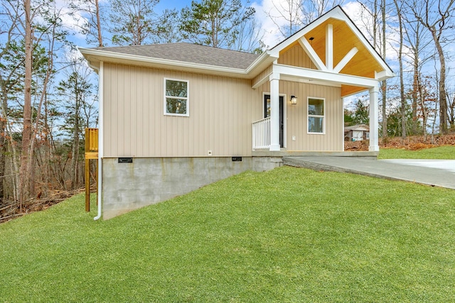 view of front facade with a front lawn and covered porch