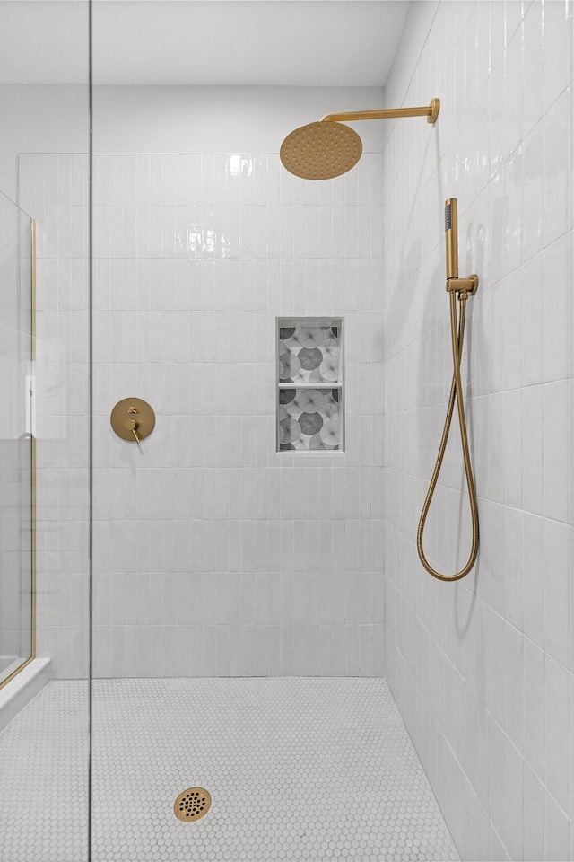 bathroom featuring tiled shower