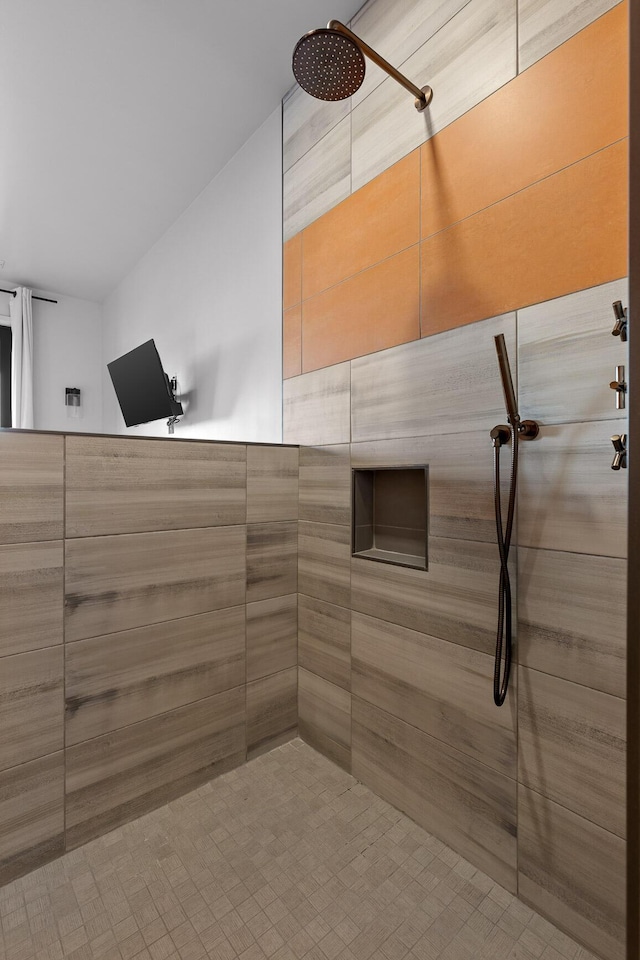 bathroom featuring a tile shower