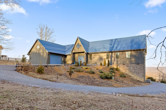 view of front facade featuring a garage