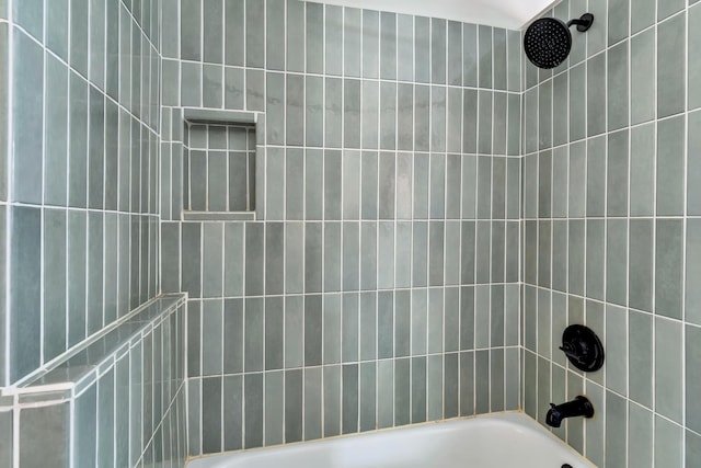 bathroom featuring tiled shower / bath