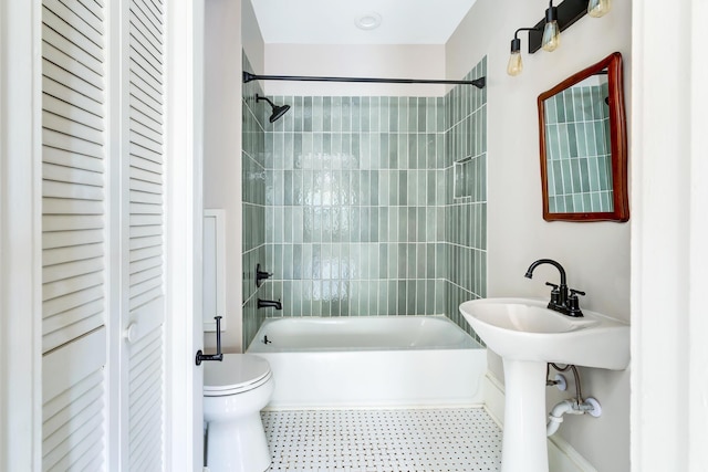 bathroom featuring tiled shower / bath and toilet