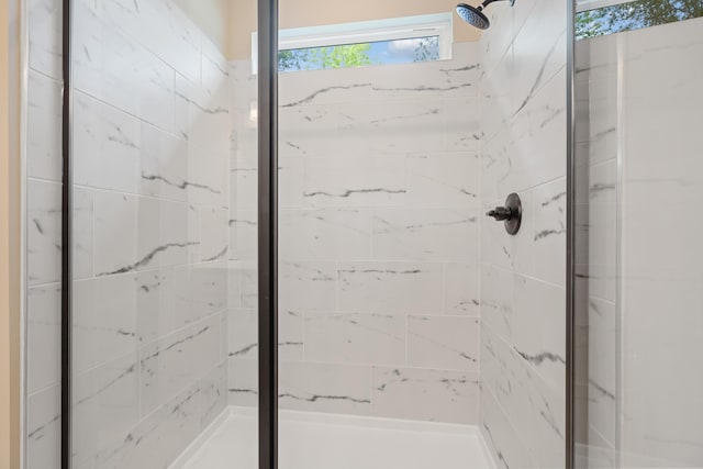 bathroom featuring a tile shower