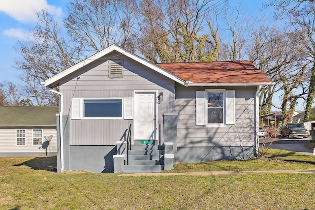 view of front of house featuring a front lawn