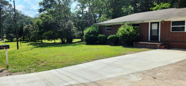 8 Parkview Cir, Rossville, GA 30741 - view of green lawn with view of wooded area and concrete driveway
