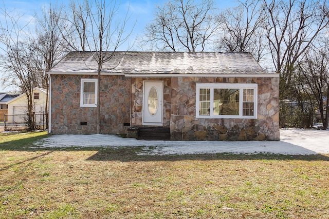 view of front facade featuring a front lawn