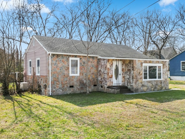 view of front of property featuring a front lawn