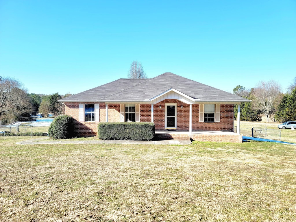 single story home with a front yard