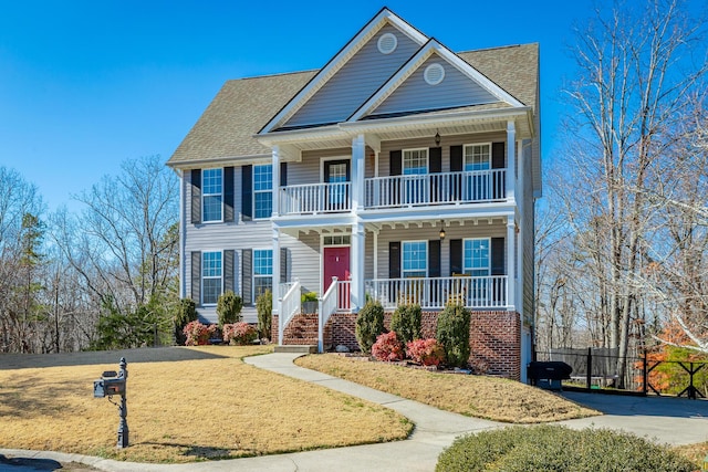 view of front of house with a front lawn