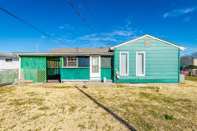 back of house featuring a yard