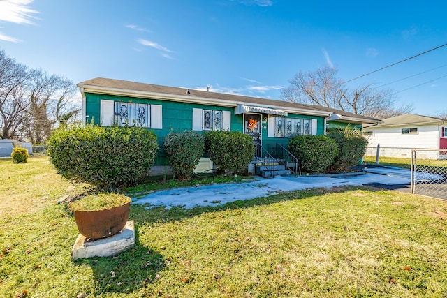 single story home featuring a front lawn